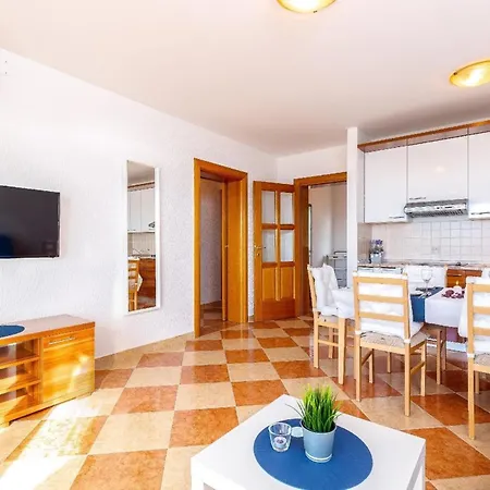 Apartment Mit Balkon Und Meerblick