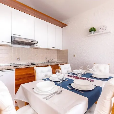 Apartment Mit Balkon Und Meerblick