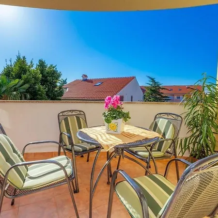 Apartment Mit Balkon Und Meerblick