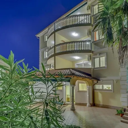 Apartment Mit Balkon Und Meerblick